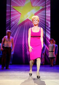 03-10-2010 SHOWBIZZ; PREMIERE PETTICOAT MUSICAL TE AMSTERDAM. De triomf, het ovationele applaus en de ontlading bij Petticoat en Chantal Janzen.
foto: Albert den Iseger