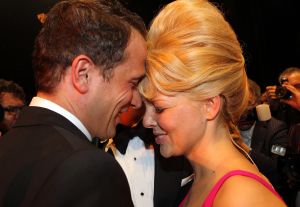 03-10-2010 SHOWBIZZ; PREMIERE PETTICOAT MUSICAL TE AMSTERDAM. De triomf, het ovationele applaus en de ontlading bij Petticoat en Chantal Janzen.
foto: Albert den Iseger