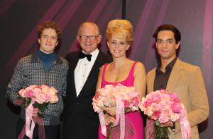 03-10-2010 SHOWBIZZ; PREMIERE PETTICOAT MUSICAL TE AMSTERDAM. De triomf, het ovationele applaus en de ontlading bij Petticoat en Chantal Janzen.
foto: Albert den Iseger