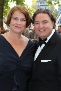 03-10-2010 SHOWBIZZ; PREMIERE PETTICOAT MUSICAL TE AMSTERDAM. De triomf, het ovationele applaus en de ontlading bij Petticoat en Chantal Janzen.
foto: Albert den Iseger