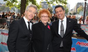 03-10-2010 SHOWBIZZ; PREMIERE PETTICOAT MUSICAL TE AMSTERDAM. De triomf, het ovationele applaus en de ontlading bij Petticoat en Chantal Janzen.
foto: Albert den Iseger