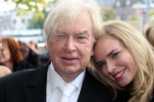 03-10-2010 SHOWBIZZ; PREMIERE PETTICOAT MUSICAL TE AMSTERDAM. De triomf, het ovationele applaus en de ontlading bij Petticoat en Chantal Janzen.
foto: Albert den Iseger