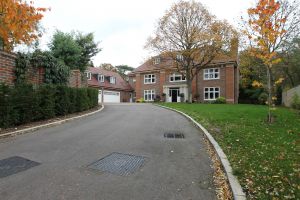 11-11-2010 SHOWBIZZ; PRIVE IS THUIS BIJ SYLVIE VAN DER VAART IN LONDON. Wij waren op visite bij Sylvie van der Vaart in London. Ze wonen in een chique buitenwijk waar ook oa. Amy Winehouse en de Bergkampjes wonen. In een prachtig nieuw Landhuis aan de rand van een bos wonen nu Rafael, Sylvie en hun zoon Damian. Een top lokatie waar straks de hele familie de kerstdagen met elkaar gaat vieren. Het hele interview staat deze week in Weekblad Prive met natuurlijk de moosiste foto s 
foto: Albert den Iseger
