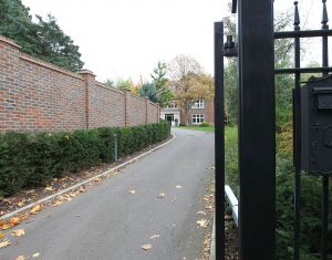 11-11-2010 SHOWBIZZ; PRIVE IS THUIS BIJ SYLVIE VAN DER VAART IN LONDON. Wij waren op visite bij Sylvie van der Vaart in London. Ze wonen in een chique buitenwijk waar ook oa. Amy Winehouse en de Bergkampjes wonen. In een prachtig nieuw Landhuis aan de rand van een bos wonen nu Rafael, Sylvie en hun zoon Damian. Een top lokatie waar straks de hele familie de kerstdagen met elkaar gaat vieren. Het hele interview staat deze week in Weekblad Prive met natuurlijk de moosiste foto s 
foto: Albert den Iseger
