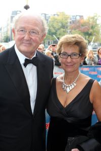 03-10-2010 SHOWBIZZ; PREMIERE PETTICOAT MUSICAL TE AMSTERDAM. De triomf, het ovationele applaus en de ontlading bij Petticoat en Chantal Janzen.
foto: Albert den Iseger