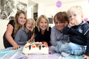 02-11-2010 SHOWBIZZ; WOLTER EN TESSA KROES HEBBEN HET GEZELLIG EN ERG DRUK. Samen met hun 5 kinderen is het elke dag weer feest in huize Kroes. Vandaag word de verjaardag gevierd van dochters Summer en Sue. Vrienden en vrieninnen van de kinderen vieren feest en Wolter en Tessa hebben vandaag keukendienst, het is weer een dolle boel in huize Kroes. Uit de speakers klinkt het prachtige  WAT EEN HEERLIJKE DAG en Tessa knuffeltje Wolter nog eens extra in de keuken. Het lijkt wel een doorsnee dag in het Zaanse huis.
foto: Albert den Iseger