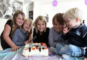 02-11-2010 SHOWBIZZ; WOLTER EN TESSA KROES HEBBEN HET GEZELLIG EN ERG DRUK. Samen met hun 5 kinderen is het elke dag weer feest in huize Kroes. Vandaag word de verjaardag gevierd van dochters Summer en Sue. Vrienden en vrieninnen van de kinderen vieren feest en Wolter en Tessa hebben vandaag keukendienst, het is weer een dolle boel in huize Kroes. Uit de speakers klinkt het prachtige  WAT EEN HEERLIJKE DAG en Tessa knuffeltje Wolter nog eens extra in de keuken. Het lijkt wel een doorsnee dag in het Zaanse huis.
foto: Albert den Iseger