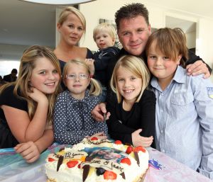 02-11-2010 SHOWBIZZ; WOLTER EN TESSA KROES HEBBEN HET GEZELLIG EN ERG DRUK. Samen met hun 5 kinderen is het elke dag weer feest in huize Kroes. Vandaag word de verjaardag gevierd van dochters Summer en Sue. Vrienden en vrieninnen van de kinderen vieren feest en Wolter en Tessa hebben vandaag keukendienst, het is weer een dolle boel in huize Kroes. Uit de speakers klinkt het prachtige  WAT EEN HEERLIJKE DAG en Tessa knuffeltje Wolter nog eens extra in de keuken. Het lijkt wel een doorsnee dag in het Zaanse huis.
foto: Albert den Iseger