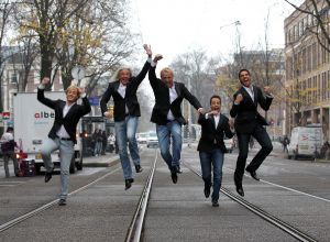 24-11-2010 SHOWBIZZ; LOS ANGELES DE VOICES CD IS UIT. Gordon en the Voices lanceerden de eerste cd in een Wet en Relax cenrum te Amsterdam. Ook werden 2 rozen onthuld die staan voor Glitter en Glamour. Gorden_Peter Strykes_Roy van den Akker_ Remko Harms en Richy Brown vormen samen The Voices of Los Angeles.
foto: Albert den Iseger