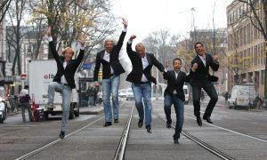 24-11-2010 SHOWBIZZ; LOS ANGELES DE VOICES CD IS UIT. Gordon en the Voices lanceerden de eerste cd in een Wet en Relax cenrum te Amsterdam. Ook werden 2 rozen onthuld die staan voor Glitter en Glamour. Gorden_Peter Strykes_Roy van den Akker_ Remko Harms en Richy Brown vormen samen The Voices of Los Angeles.
foto: Albert den Iseger