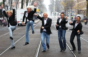 24-11-2010 SHOWBIZZ; LOS ANGELES DE VOICES CD IS UIT. Gordon en the Voices lanceerden de eerste cd in een Wet en Relax cenrum te Amsterdam. Ook werden 2 rozen onthuld die staan voor Glitter en Glamour. Gorden_Peter Strykes_Roy van den Akker_ Remko Harms en Richy Brown vormen samen The Voices of Los Angeles.
foto: Albert den Iseger