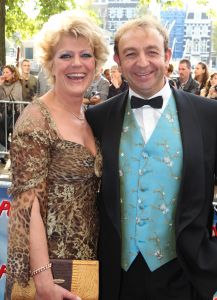 03-10-2010 SHOWBIZZ; PREMIERE PETTICOAT MUSICAL TE AMSTERDAM. De triomf, het ovationele applaus en de ontlading bij Petticoat en Chantal Janzen.
foto: Albert den Iseger
