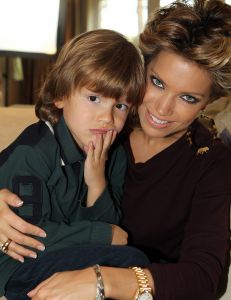 11-11-2010 SHOWBIZZ; PRIVE IS THUIS BIJ SYLVIE VAN DER VAART IN LONDON. Wij waren op visite bij Sylvie van der Vaart in London. Ze wonen in een chique buitenwijk waar ook oa. Amy Winehouse en de Bergkampjes wonen. In een prachtig nieuw Landhuis aan de rand van een bos wonen nu Rafael, Sylvie en hun zoon Damian. Een top lokatie waar straks de hele familie de kerstdagen met elkaar gaat vieren. Het hele interview staat deze week in Weekblad Prive met natuurlijk de moosiste foto s 
foto: Albert den Iseger
