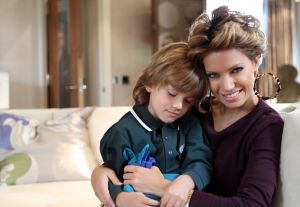 11-11-2010 SHOWBIZZ; PRIVE IS THUIS BIJ SYLVIE VAN DER VAART IN LONDON. Wij waren op visite bij Sylvie van der Vaart in London. Ze wonen in een chique buitenwijk waar ook oa. Amy Winehouse en de Bergkampjes wonen. In een prachtig nieuw Landhuis aan de rand van een bos wonen nu Rafael, Sylvie en hun zoon Damian. Een top lokatie waar straks de hele familie de kerstdagen met elkaar gaat vieren. Het hele interview staat deze week in Weekblad Prive met natuurlijk de moosiste foto s 
foto: Albert den Iseger
