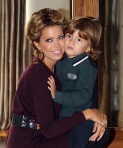 11-11-2010 SHOWBIZZ; PRIVE IS THUIS BIJ SYLVIE VAN DER VAART IN LONDON. Wij waren op visite bij Sylvie van der Vaart in London. Ze wonen in een chique buitenwijk waar ook oa. Amy Winehouse en de Bergkampjes wonen. In een prachtig nieuw Landhuis aan de rand van een bos wonen nu Rafael, Sylvie en hun zoon Damian. Een top lokatie waar straks de hele familie de kerstdagen met elkaar gaat vieren. Het hele interview staat deze week in Weekblad Prive met natuurlijk de moosiste foto s 
foto: Albert den Iseger
