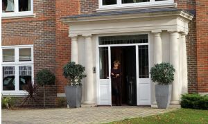 11-11-2010 SHOWBIZZ; PRIVE IS THUIS BIJ SYLVIE VAN DER VAART IN LONDON. Wij waren op visite bij Sylvie van der Vaart in London. Ze wonen in een chique buitenwijk waar ook oa. Amy Winehouse en de Bergkampjes wonen. In een prachtig nieuw Landhuis aan de rand van een bos wonen nu Rafael, Sylvie en hun zoon Damian. Een top lokatie waar straks de hele familie de kerstdagen met elkaar gaat vieren. Het hele interview staat deze week in Weekblad Prive met natuurlijk de moosiste foto s 
foto: Albert den Iseger