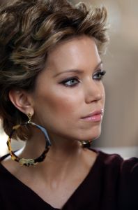 11-11-2010 SHOWBIZZ; PRIVE IS THUIS BIJ SYLVIE VAN DER VAART IN LONDON. Wij waren op visite bij Sylvie van der Vaart in London. Ze wonen in een chique buitenwijk waar ook oa. Amy Winehouse en de Bergkampjes wonen. In een prachtig nieuw Landhuis aan de rand van een bos wonen nu Rafael, Sylvie en hun zoon Damian. Een top lokatie waar straks de hele familie de kerstdagen met elkaar gaat vieren. Het hele interview staat deze week in Weekblad Prive met natuurlijk de moosiste foto s 
foto: Albert den Iseger
