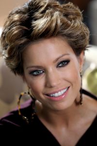 11-11-2010 SHOWBIZZ; PRIVE IS THUIS BIJ SYLVIE VAN DER VAART IN LONDON. Wij waren op visite bij Sylvie van der Vaart in London. Ze wonen in een chique buitenwijk waar ook oa. Amy Winehouse en de Bergkampjes wonen. In een prachtig nieuw Landhuis aan de rand van een bos wonen nu Rafael, Sylvie en hun zoon Damian. Een top lokatie waar straks de hele familie de kerstdagen met elkaar gaat vieren. Het hele interview staat deze week in Weekblad Prive met natuurlijk de moosiste foto s 
foto: Albert den Iseger