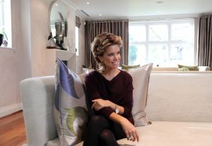 11-11-2010 SHOWBIZZ; PRIVE IS THUIS BIJ SYLVIE VAN DER VAART IN LONDON. Wij waren op visite bij Sylvie van der Vaart in London. Ze wonen in een chique buitenwijk waar ook oa. Amy Winehouse en de Bergkampjes wonen. In een prachtig nieuw Landhuis aan de rand van een bos wonen nu Rafael, Sylvie en hun zoon Damian. Een top lokatie waar straks de hele familie de kerstdagen met elkaar gaat vieren. Het hele interview staat deze week in Weekblad Prive met natuurlijk de moosiste foto s 
foto: Albert den Iseger