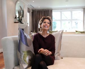 11-11-2010 SHOWBIZZ; PRIVE IS THUIS BIJ SYLVIE VAN DER VAART IN LONDON. Wij waren op visite bij Sylvie van der Vaart in London. Ze wonen in een chique buitenwijk waar ook oa. Amy Winehouse en de Bergkampjes wonen. In een prachtig nieuw Landhuis aan de rand van een bos wonen nu Rafael, Sylvie en hun zoon Damian. Een top lokatie waar straks de hele familie de kerstdagen met elkaar gaat vieren. Het hele interview staat deze week in Weekblad Prive met natuurlijk de moosiste foto s 
foto: Albert den Iseger