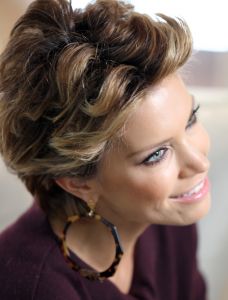 11-11-2010 SHOWBIZZ; PRIVE IS THUIS BIJ SYLVIE VAN DER VAART IN LONDON. Wij waren op visite bij Sylvie van der Vaart in London. Ze wonen in een chique buitenwijk waar ook oa. Amy Winehouse en de Bergkampjes wonen. In een prachtig nieuw Landhuis aan de rand van een bos wonen nu Rafael, Sylvie en hun zoon Damian. Een top lokatie waar straks de hele familie de kerstdagen met elkaar gaat vieren. Het hele interview staat deze week in Weekblad Prive met natuurlijk de moosiste foto s 
foto: Albert den Iseger

