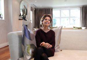11-11-2010 SHOWBIZZ; PRIVE IS THUIS BIJ SYLVIE VAN DER VAART IN LONDON. Wij waren op visite bij Sylvie van der Vaart in London. Ze wonen in een chique buitenwijk waar ook oa. Amy Winehouse en de Bergkampjes wonen. In een prachtig nieuw Landhuis aan de rand van een bos wonen nu Rafael, Sylvie en hun zoon Damian. Een top lokatie waar straks de hele familie de kerstdagen met elkaar gaat vieren. Het hele interview staat deze week in Weekblad Prive met natuurlijk de moosiste foto s 
foto: Albert den Iseger
