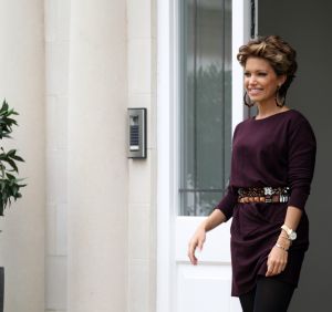 11-11-2010 SHOWBIZZ; PRIVE IS THUIS BIJ SYLVIE VAN DER VAART IN LONDON. Wij waren op visite bij Sylvie van der Vaart in London. Ze wonen in een chique buitenwijk waar ook oa. Amy Winehouse en de Bergkampjes wonen. In een prachtig nieuw Landhuis aan de rand van een bos wonen nu Rafael, Sylvie en hun zoon Damian. Een top lokatie waar straks de hele familie de kerstdagen met elkaar gaat vieren. Het hele interview staat deze week in Weekblad Prive met natuurlijk de moosiste foto s 
foto: Albert den Iseger
