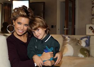 11-11-2010 SHOWBIZZ; PRIVE IS THUIS BIJ SYLVIE VAN DER VAART IN LONDON. Wij waren op visite bij Sylvie van der Vaart in London. Ze wonen in een chique buitenwijk waar ook oa. Amy Winehouse en de Bergkampjes wonen. In een prachtig nieuw Landhuis aan de rand van een bos wonen nu Rafael, Sylvie en hun zoon Damian. Een top lokatie waar straks de hele familie de kerstdagen met elkaar gaat vieren. Het hele interview staat deze week in Weekblad Prive met natuurlijk de moosiste foto s 
foto: Albert den Iseger