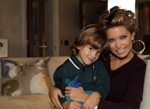 11-11-2010 SHOWBIZZ; PRIVE IS THUIS BIJ SYLVIE VAN DER VAART IN LONDON. Wij waren op visite bij Sylvie van der Vaart in London. Ze wonen in een chique buitenwijk waar ook oa. Amy Winehouse en de Bergkampjes wonen. In een prachtig nieuw Landhuis aan de rand van een bos wonen nu Rafael, Sylvie en hun zoon Damian. Een top lokatie waar straks de hele familie de kerstdagen met elkaar gaat vieren. Het hele interview staat deze week in Weekblad Prive met natuurlijk de moosiste foto s 
foto: Albert den Iseger