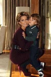 11-11-2010 SHOWBIZZ; PRIVE IS THUIS BIJ SYLVIE VAN DER VAART IN LONDON. Wij waren op visite bij Sylvie van der Vaart in London. Ze wonen in een chique buitenwijk waar ook oa. Amy Winehouse en de Bergkampjes wonen. In een prachtig nieuw Landhuis aan de rand van een bos wonen nu Rafael, Sylvie en hun zoon Damian. Een top lokatie waar straks de hele familie de kerstdagen met elkaar gaat vieren. Het hele interview staat deze week in Weekblad Prive met natuurlijk de moosiste foto s 
foto: Albert den Iseger