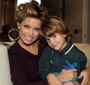 11-11-2010 SHOWBIZZ; PRIVE IS THUIS BIJ SYLVIE VAN DER VAART IN LONDON. Wij waren op visite bij Sylvie van der Vaart in London. Ze wonen in een chique buitenwijk waar ook oa. Amy Winehouse en de Bergkampjes wonen. In een prachtig nieuw Landhuis aan de rand van een bos wonen nu Rafael, Sylvie en hun zoon Damian. Een top lokatie waar straks de hele familie de kerstdagen met elkaar gaat vieren. Het hele interview staat deze week in Weekblad Prive met natuurlijk de moosiste foto s 
foto: Albert den Iseger
