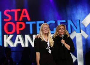 20-11-2011 SHOWBIZZ; STA OP TEGEN KANKER LEVERT MEER DAN 30.000 NWE DONATEURS OP. De TV uitzending in het kader van de actie STA OP TEGEN KANKER heeft de intiatiefnemer KWF meer dan 30.000 nieuwe donateurs opgeleverd.Tal van artiesten toonden hun steun voor het wetenschappelijke doel van het KWF. Angela Groothuizen presenteerde de avond samen met Art Rooijakkers. Angela zong tevens een duet met Melissa Oldersma een dochter van DollyDot Ria Brieffies die tengevolge van longkanker overleed.
foto: Albert den Iseger.