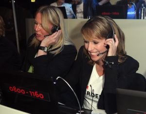 20-11-2011 SHOWBIZZ; STA OP TEGEN KANKER LEVERT MEER DAN 30.000 NWE DONATEURS OP. De TV uitzending in het kader van de actie STA OP TEGEN KANKER heeft de intiatiefnemer KWF meer dan 30.000 nieuwe donateurs opgeleverd.Tal van artiesten toonden hun steun voor het wetenschappelijke doel van het KWF. Angela Groothuizen presenteerde de avond samen met Art Rooijakkers. Angela zong tevens een duet met Melissa Oldersma een dochter van DollyDot Ria Brieffies die tengevolge van longkanker overleed.
foto: Albert den Iseger.