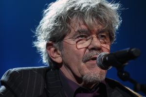 20-11-2011 SHOWBIZZ; STA OP TEGEN KANKER LEVERT MEER DAN 30.000 NWE DONATEURS OP. De TV uitzending in het kader van de actie STA OP TEGEN KANKER heeft de intiatiefnemer KWF meer dan 30.000 nieuwe donateurs opgeleverd.Tal van artiesten toonden hun steun voor het wetenschappelijke doel van het KWF. Angela Groothuizen presenteerde de avond samen met Art Rooijakkers. Angela zong tevens een duet met Melissa Oldersma een dochter van DollyDot Ria Brieffies die tengevolge van longkanker overleed.
foto: Albert den Iseger.