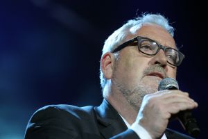 20-11-2011 SHOWBIZZ; STA OP TEGEN KANKER LEVERT MEER DAN 30.000 NWE DONATEURS OP. De TV uitzending in het kader van de actie STA OP TEGEN KANKER heeft de intiatiefnemer KWF meer dan 30.000 nieuwe donateurs opgeleverd.Tal van artiesten toonden hun steun voor het wetenschappelijke doel van het KWF. Angela Groothuizen presenteerde de avond samen met Art Rooijakkers. Angela zong tevens een duet met Melissa Oldersma een dochter van DollyDot Ria Brieffies die tengevolge van longkanker overleed.
foto: Albert den Iseger.