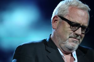 20-11-2011 SHOWBIZZ; STA OP TEGEN KANKER LEVERT MEER DAN 30.000 NWE DONATEURS OP. De TV uitzending in het kader van de actie STA OP TEGEN KANKER heeft de intiatiefnemer KWF meer dan 30.000 nieuwe donateurs opgeleverd.Tal van artiesten toonden hun steun voor het wetenschappelijke doel van het KWF. Angela Groothuizen presenteerde de avond samen met Art Rooijakkers. Angela zong tevens een duet met Melissa Oldersma een dochter van DollyDot Ria Brieffies die tengevolge van longkanker overleed.
foto: Albert den Iseger.