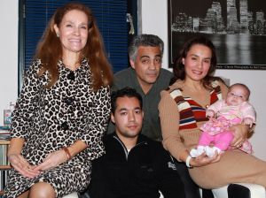 09-11-2010 SHOWBIZZ; MONA LIZA MACHADO TOONT DOCHTER MONICA LOUISE VAN ROB KAMPHUES.
foto: Albert den Iseger