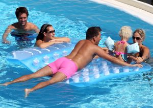 12-11-2011 SHOWBIZZ; JAN EN LIZA SMIT TROUWDE GISTERENAVOND OP SINT MAARTEN. Waarschijnlijk word het vandaag een dag van luieren en genieten van alle luxe om hen heen.
Jan en Liza verblijven samen met hun meiden  Fem en Emma in een super Villa in de heuvels van Terres Basses op Sint Maarten. Volgende week word het feest in Volendam voortgezet. Het is nu even tijd voor relaxen, genieten van elkaar en plezier maken met hun dierbare vrienden en familie.
foto: Albert den Iseger.