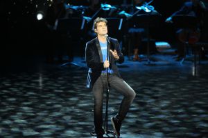 20-11-2011 SHOWBIZZ; STA OP TEGEN KANKER LEVERT MEER DAN 30.000 NWE DONATEURS OP. De TV uitzending in het kader van de actie STA OP TEGEN KANKER heeft de intiatiefnemer KWF meer dan 30.000 nieuwe donateurs opgeleverd.Tal van artiesten toonden hun steun voor het wetenschappelijke doel van het KWF. Angela Groothuizen presenteerde de avond samen met Art Rooijakkers. Angela zong tevens een duet met Melissa Oldersma een dochter van DollyDot Ria Brieffies die tengevolge van longkanker overleed.
foto: Albert den Iseger.