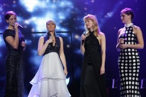 20-11-2011 SHOWBIZZ; STA OP TEGEN KANKER LEVERT MEER DAN 30.000 NWE DONATEURS OP. De TV uitzending in het kader van de actie STA OP TEGEN KANKER heeft de intiatiefnemer KWF meer dan 30.000 nieuwe donateurs opgeleverd.Tal van artiesten toonden hun steun voor het wetenschappelijke doel van het KWF. Angela Groothuizen presenteerde de avond samen met Art Rooijakkers. Angela zong tevens een duet met Melissa Oldersma een dochter van DollyDot Ria Brieffies die tengevolge van longkanker overleed.
foto: Albert den Iseger.