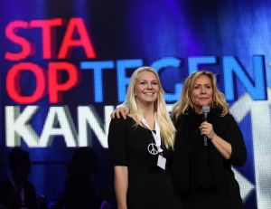 20-11-2011 SHOWBIZZ; STA OP TEGEN KANKER LEVERT MEER DAN 30.000 NWE DONATEURS OP. De TV uitzending in het kader van de actie STA OP TEGEN KANKER heeft de intiatiefnemer KWF meer dan 30.000 nieuwe donateurs opgeleverd.Tal van artiesten toonden hun steun voor het wetenschappelijke doel van het KWF. Angela Groothuizen presenteerde de avond samen met Art Rooijakkers. Angela zong tevens een duet met Melissa Oldersma een dochter van DollyDot Ria Brieffies die tengevolge van longkanker overleed.
foto: Albert den Iseger.