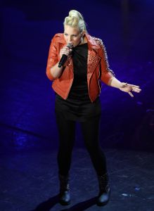 20-11-2011 SHOWBIZZ; STA OP TEGEN KANKER LEVERT MEER DAN 30.000 NWE DONATEURS OP. De TV uitzending in het kader van de actie STA OP TEGEN KANKER heeft de intiatiefnemer KWF meer dan 30.000 nieuwe donateurs opgeleverd.Tal van artiesten toonden hun steun voor het wetenschappelijke doel van het KWF. Angela Groothuizen presenteerde de avond samen met Art Rooijakkers. Angela zong tevens een duet met Melissa Oldersma een dochter van DollyDot Ria Brieffies die tengevolge van longkanker overleed.
foto: Albert den Iseger.