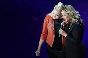 20-11-2011 SHOWBIZZ; STA OP TEGEN KANKER LEVERT MEER DAN 30.000 NWE DONATEURS OP. De TV uitzending in het kader van de actie STA OP TEGEN KANKER heeft de intiatiefnemer KWF meer dan 30.000 nieuwe donateurs opgeleverd.Tal van artiesten toonden hun steun voor het wetenschappelijke doel van het KWF. Angela Groothuizen presenteerde de avond samen met Art Rooijakkers. Angela zong tevens een duet met Melissa Oldersma een dochter van DollyDot Ria Brieffies die tengevolge van longkanker overleed.
foto: Albert den Iseger.