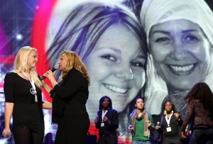 20-11-2011 SHOWBIZZ; STA OP TEGEN KANKER LEVERT MEER DAN 30.000 NWE DONATEURS OP. De TV uitzending in het kader van de actie STA OP TEGEN KANKER heeft de intiatiefnemer KWF meer dan 30.000 nieuwe donateurs opgeleverd.Tal van artiesten toonden hun steun voor het wetenschappelijke doel van het KWF. Angela Groothuizen presenteerde de avond samen met Art Rooijakkers. Angela zong tevens een duet met Melissa Oldersma een dochter van DollyDot Ria Brieffies die tengevolge van longkanker overleed.
foto: Albert den Iseger.