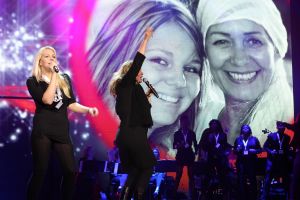 20-11-2011 SHOWBIZZ; STA OP TEGEN KANKER LEVERT MEER DAN 30.000 NWE DONATEURS OP. De TV uitzending in het kader van de actie STA OP TEGEN KANKER heeft de intiatiefnemer KWF meer dan 30.000 nieuwe donateurs opgeleverd.Tal van artiesten toonden hun steun voor het wetenschappelijke doel van het KWF. Angela Groothuizen presenteerde de avond samen met Art Rooijakkers. Angela zong tevens een duet met Melissa Oldersma een dochter van DollyDot Ria Brieffies die tengevolge van longkanker overleed.
foto: Albert den Iseger.