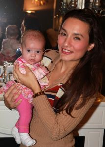 09-11-2010 SHOWBIZZ; MONA LIZA MACHADO TOONT DOCHTER MONICA LOUISE VAN ROB KAMPHUES.
foto: Albert den Iseger