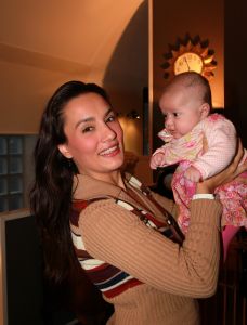 09-11-2010 SHOWBIZZ; MONA LIZA MACHADO TOONT DOCHTER MONICA LOUISE VAN ROB KAMPHUES.
foto: Albert den Iseger