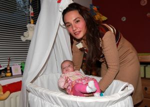 09-11-2010 SHOWBIZZ; MONA LIZA MACHADO TOONT DOCHTER MONICA LOUISE VAN ROB KAMPHUES.
foto: Albert den Iseger