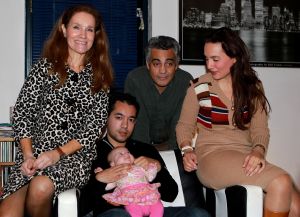 09-11-2010 SHOWBIZZ; MONA LIZA MACHADO TOONT DOCHTER MONICA LOUISE VAN ROB KAMPHUES.
foto: Albert den Iseger