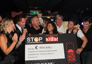  20-11-2011 SHOWBIZZ; RED SUN BENEFIETAVOND HAALT MEER DAN 450.000 EURIES OP VOOR STOP KINDERMISBRUIK. De jaarlijkse benefiet van restaurant RED SUN in Blaricum heeft een totaal bedrag van 450.825 euro opgebracht. De opbrengst komt ten goede aan de stichting STOP KINDERMISBRUIK en THE RED SUN FOUNDATION. Vele optredens waren er van LA THE VOICES-GLENNIS GRACE-LANGE FRANS-RENE FROGER-JEROEN v.d.BOOM en natuurlijk grapjas nr.1. NAJIB AMHALI. 
JR. Zegger de veilingmeester al voor zoveel jaren in the RED SUN wist het maximale uit sommige kavels te halen oa. 50.000 euries voor een thuisconcert van Jeroen v.d.Boom en Rene Froger samen. Najib Amhali zal reisleider gaan spelen voor een trip naar Marrakech bracht in totaal 65.000 euro op.
Wimmy en haar team verwende de gasten met heerlijk eten en vooral veel drank. Een TOP avond die bij menigeen een traantje opleverde.
foto: Albert den Iseger.